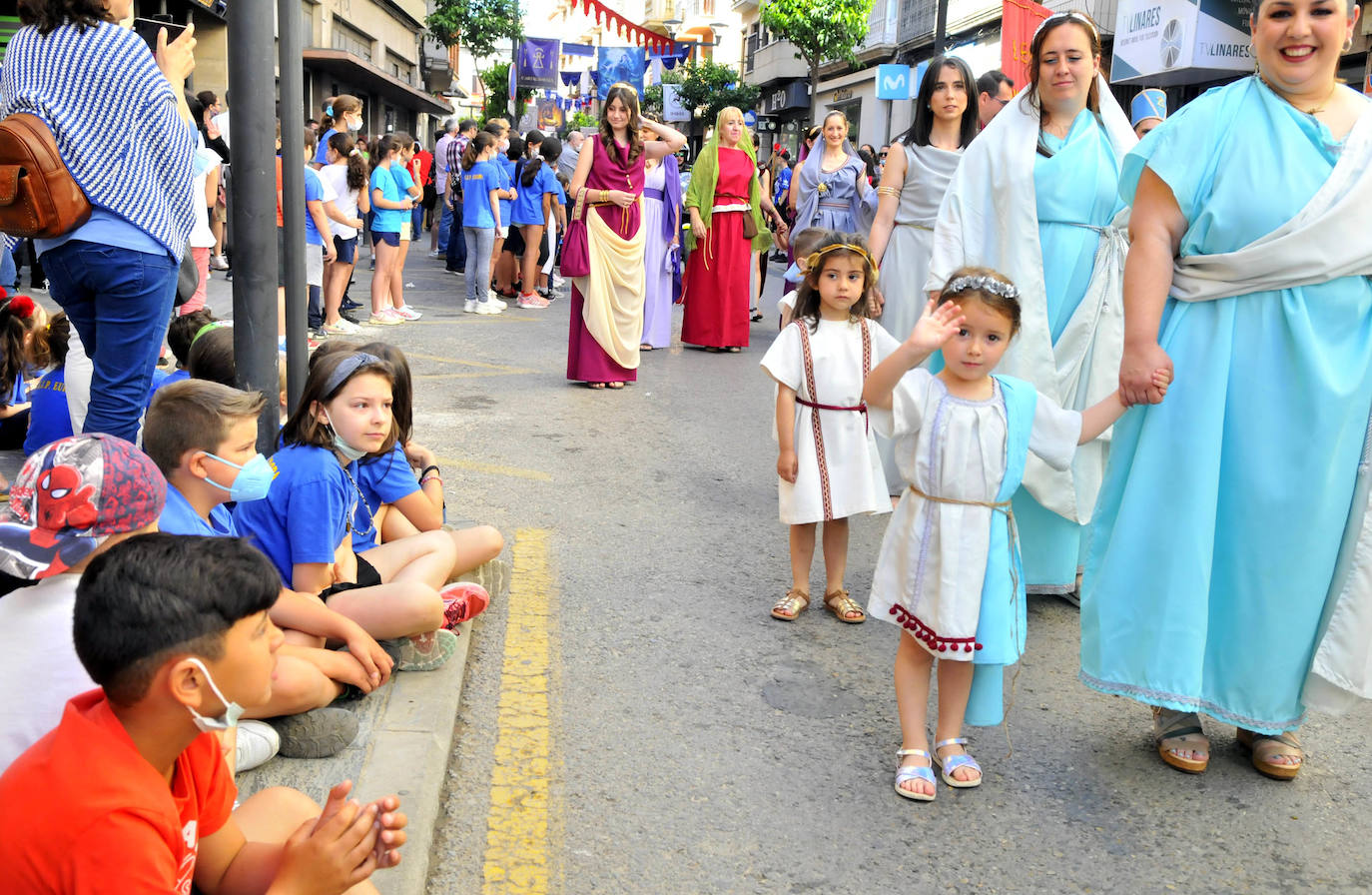 La ciudad disfruta con el desfile infantil.