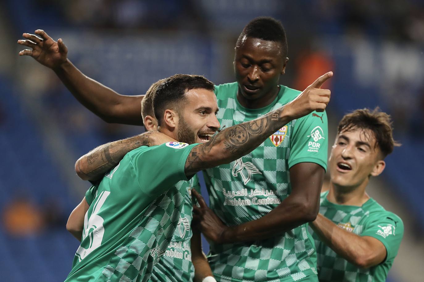 Lazo festeja el segundo gol junto con Sadiq, su asistente. 