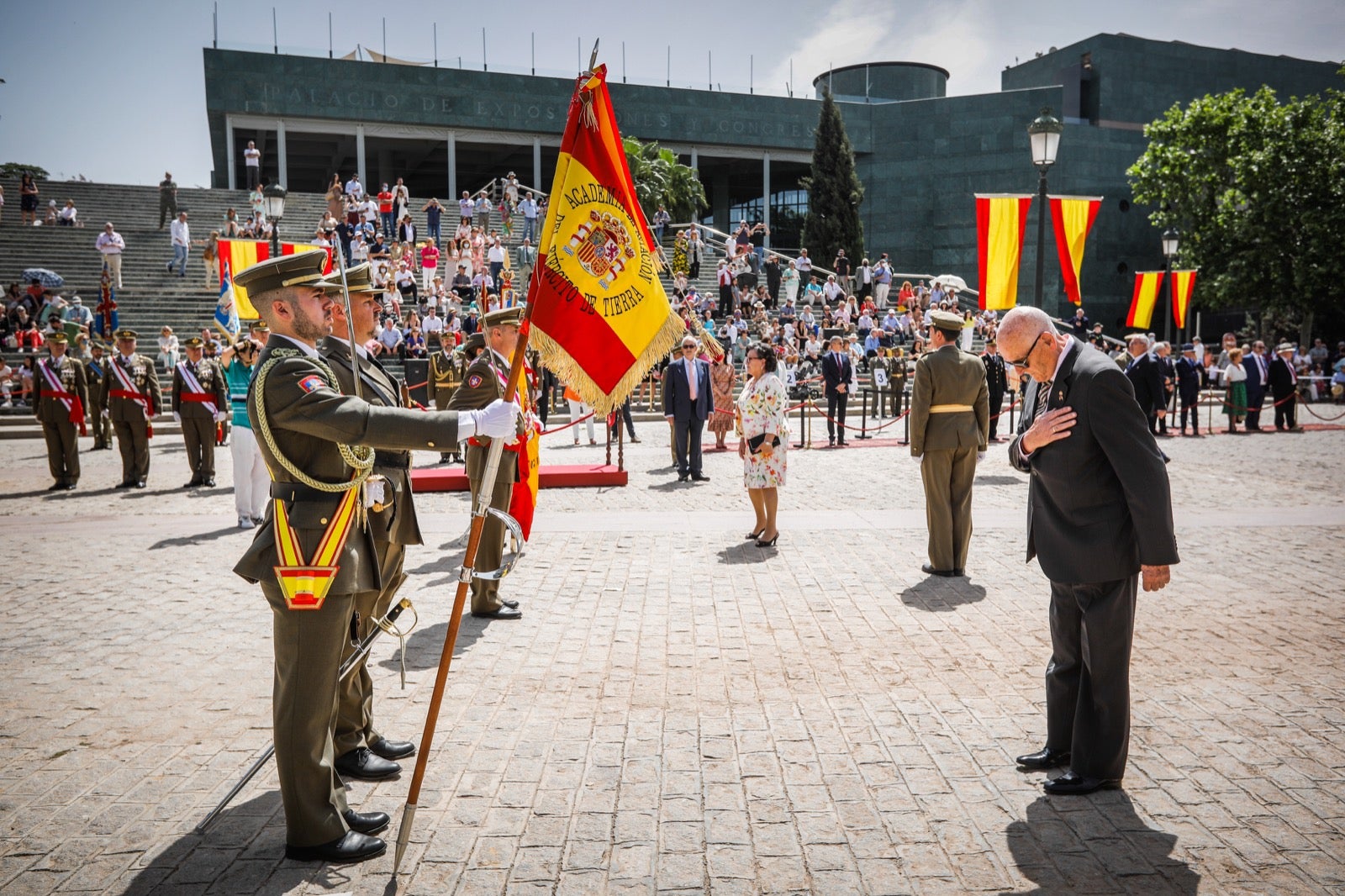 Más de 300 granadinos han llevado a cabo el juramento en la explanada del Palacio de Congresos.