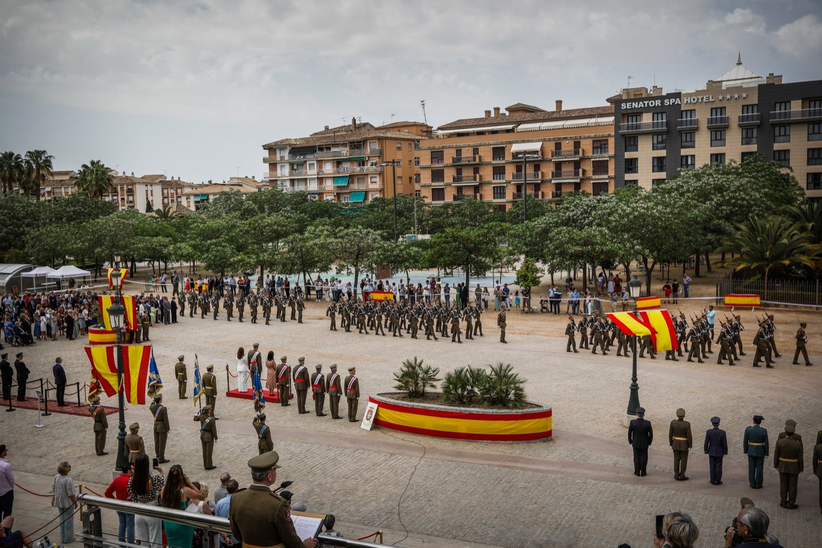 Más de 300 granadinos han llevado a cabo el juramento en la explanada del Palacio de Congresos.