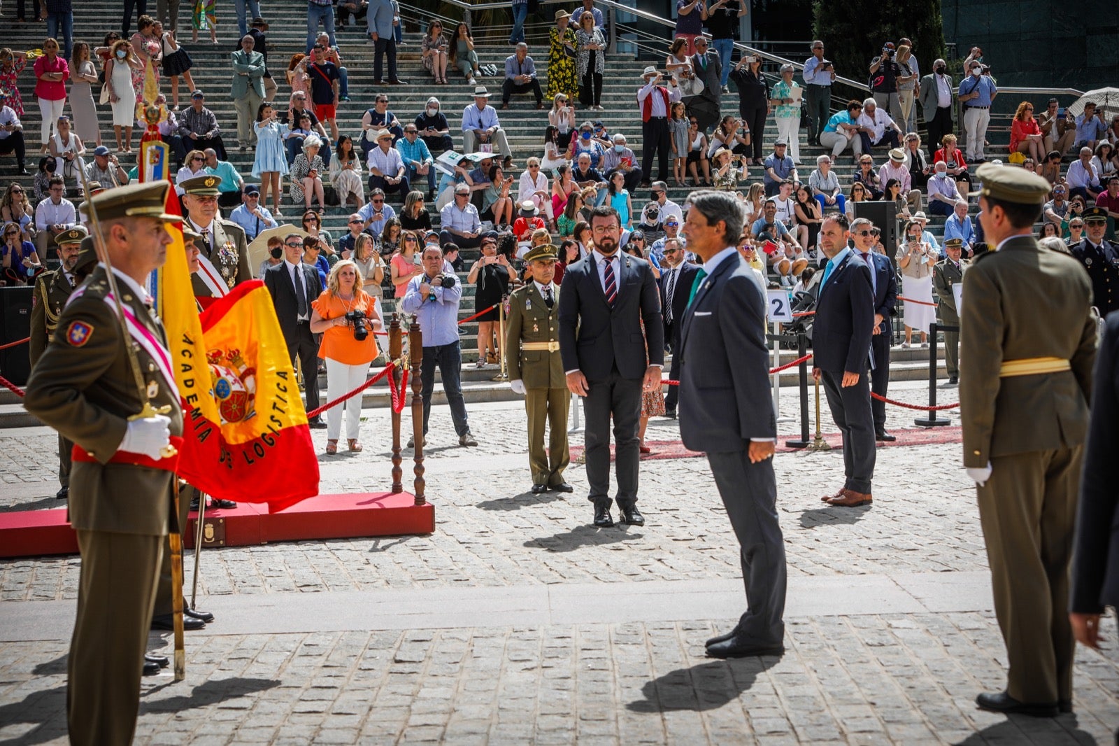 Más de 300 granadinos han llevado a cabo el juramento en la explanada del Palacio de Congresos.