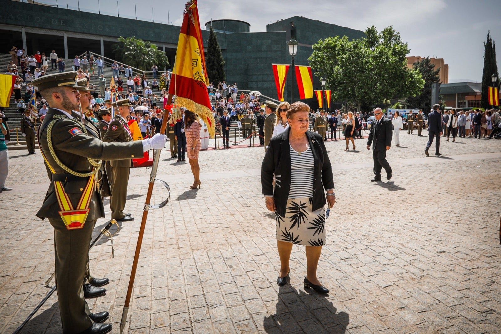 Más de 300 granadinos han llevado a cabo el juramento en la explanada del Palacio de Congresos.