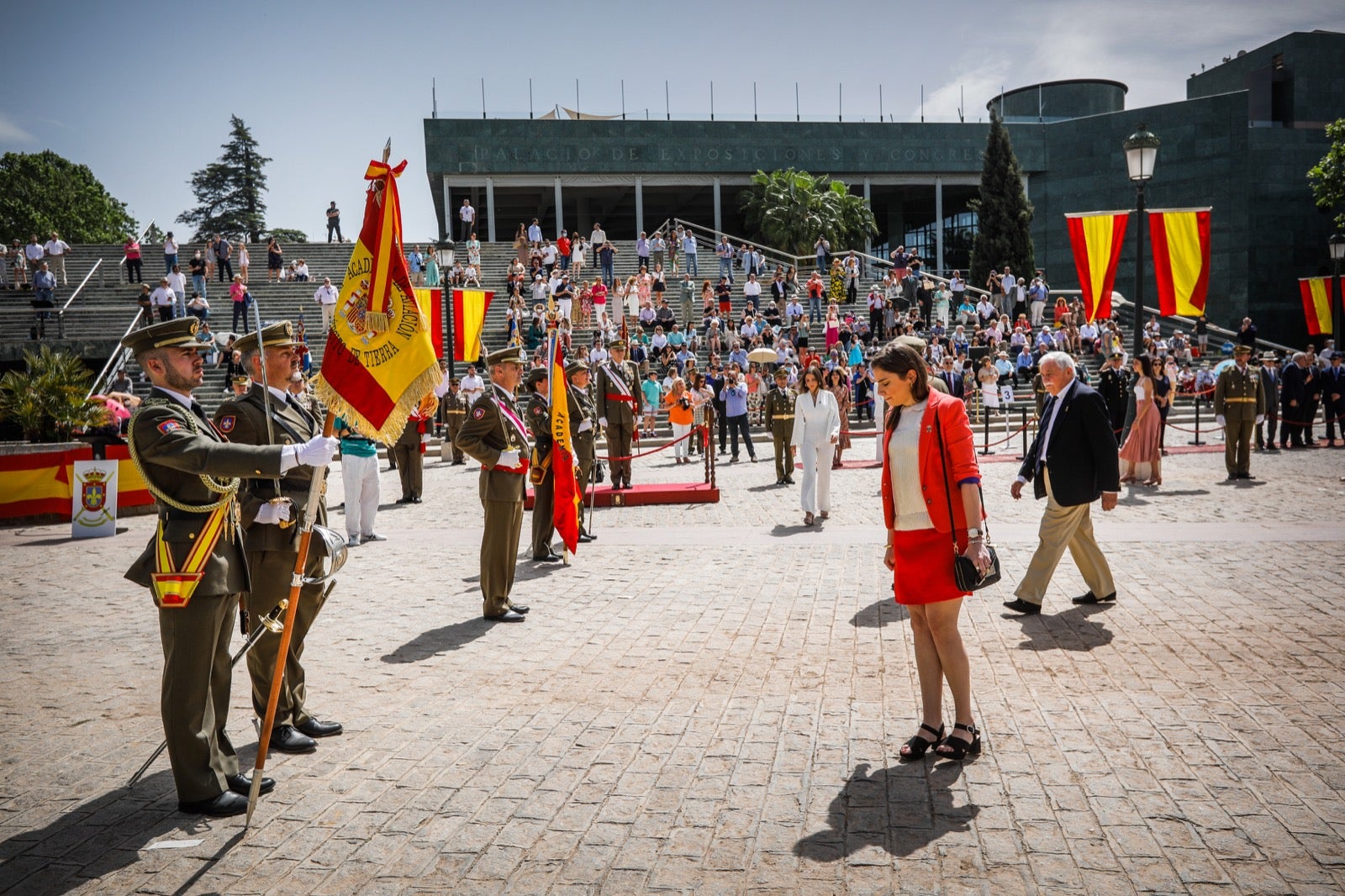 Más de 300 granadinos han llevado a cabo el juramento en la explanada del Palacio de Congresos.