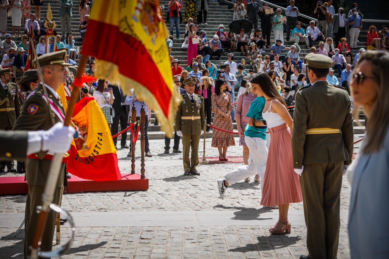 Más de 300 granadinos han llevado a cabo el juramento en la explanada del Palacio de Congresos.