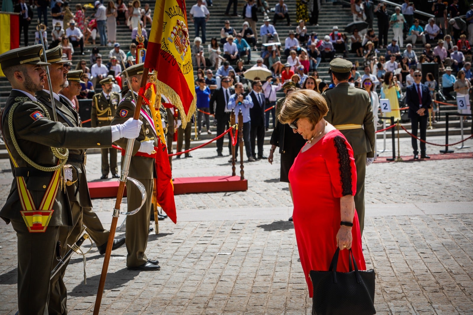 Más de 300 granadinos han llevado a cabo el juramento en la explanada del Palacio de Congresos.