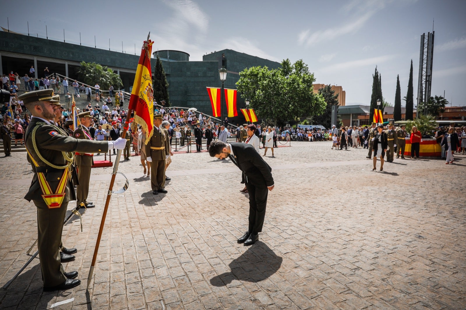 Más de 300 granadinos han llevado a cabo el juramento en la explanada del Palacio de Congresos.