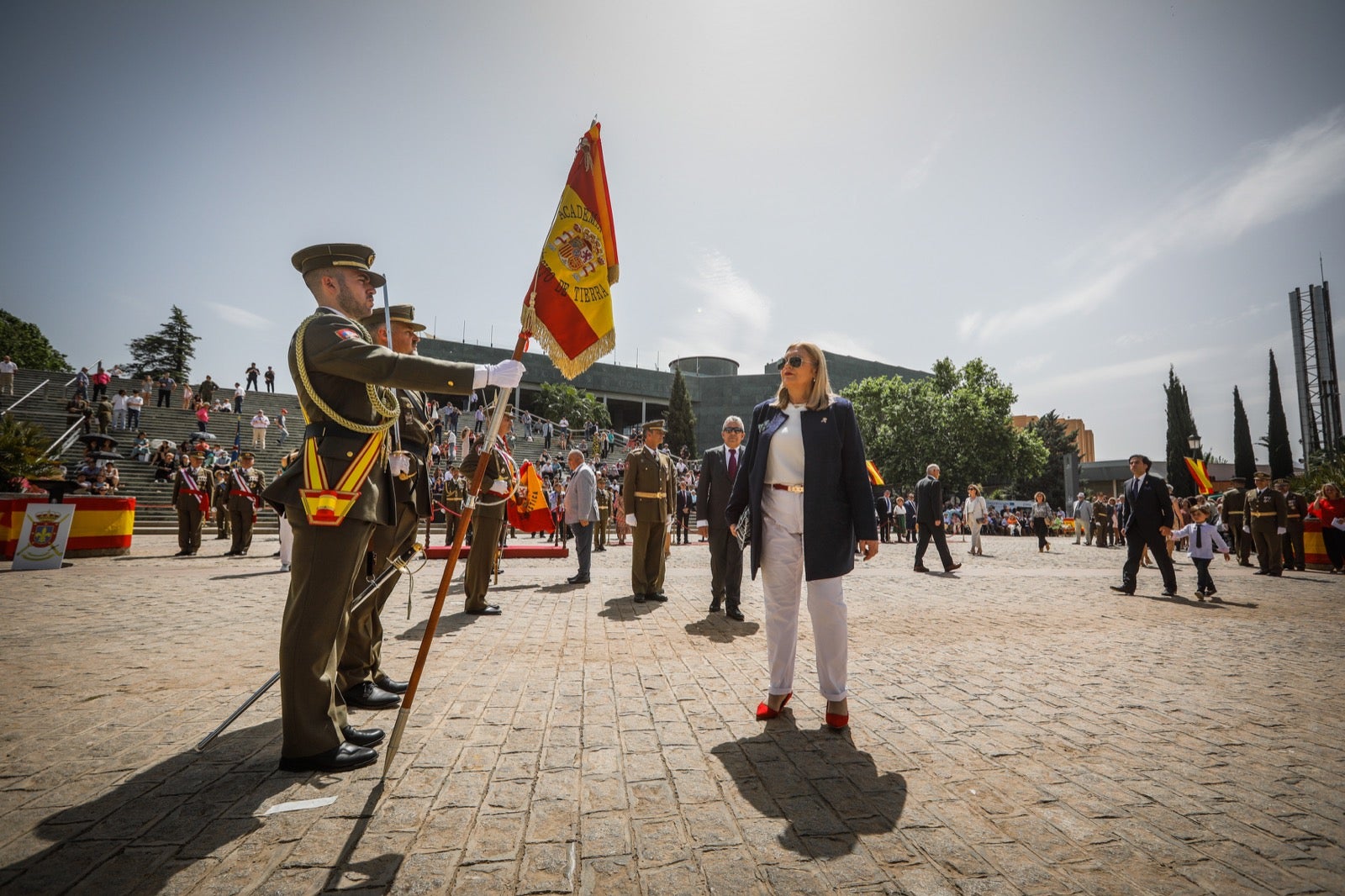 Más de 300 granadinos han llevado a cabo el juramento en la explanada del Palacio de Congresos.