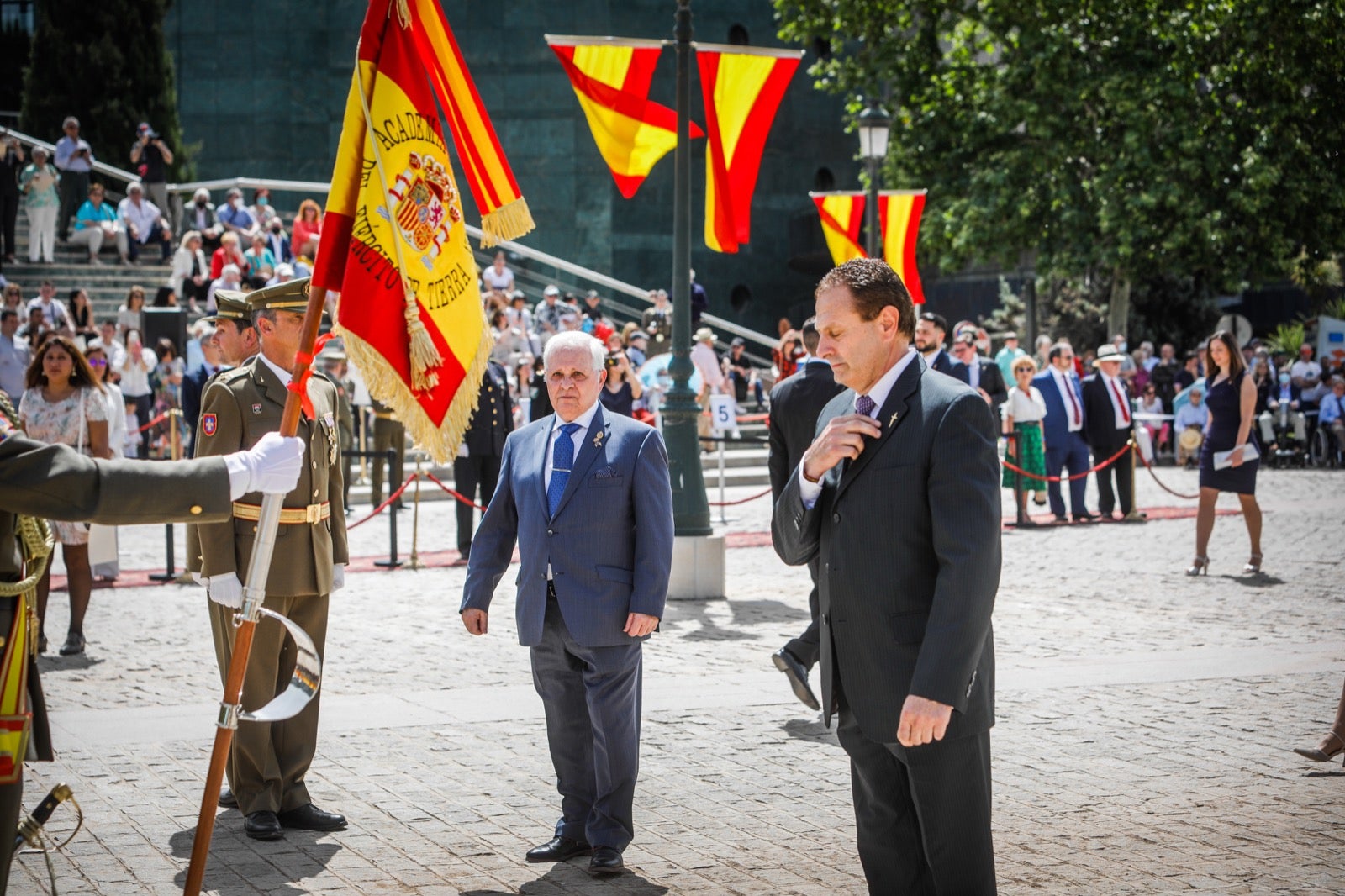 Más de 300 granadinos han llevado a cabo el juramento en la explanada del Palacio de Congresos.