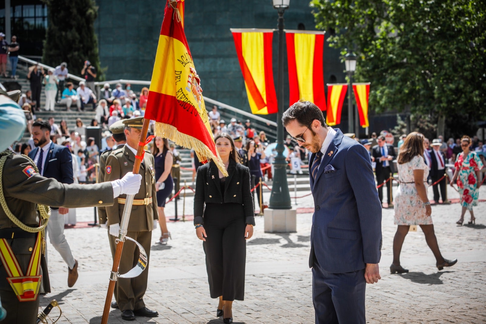 Más de 300 granadinos han llevado a cabo el juramento en la explanada del Palacio de Congresos.