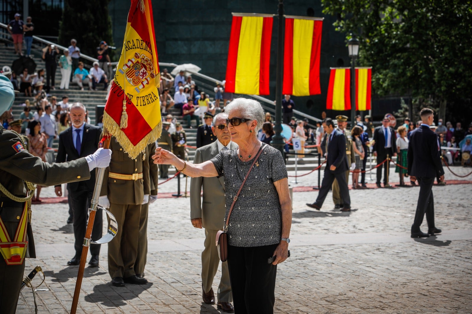Más de 300 granadinos han llevado a cabo el juramento en la explanada del Palacio de Congresos.