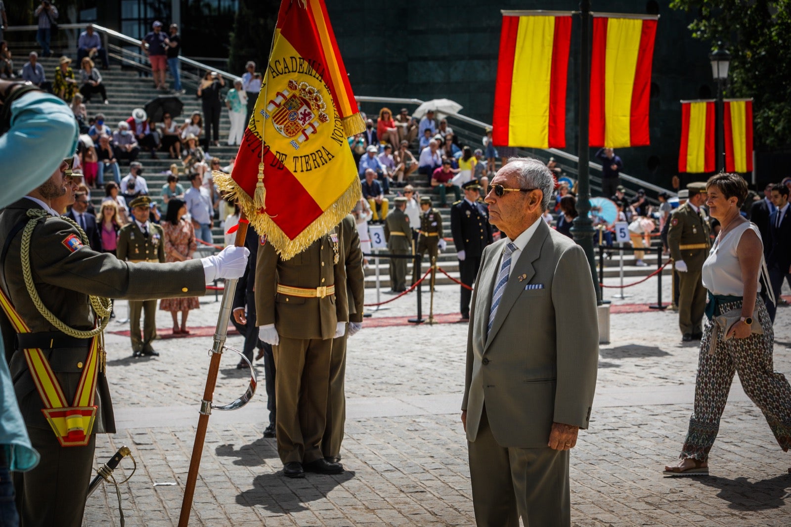 Más de 300 granadinos han llevado a cabo el juramento en la explanada del Palacio de Congresos.