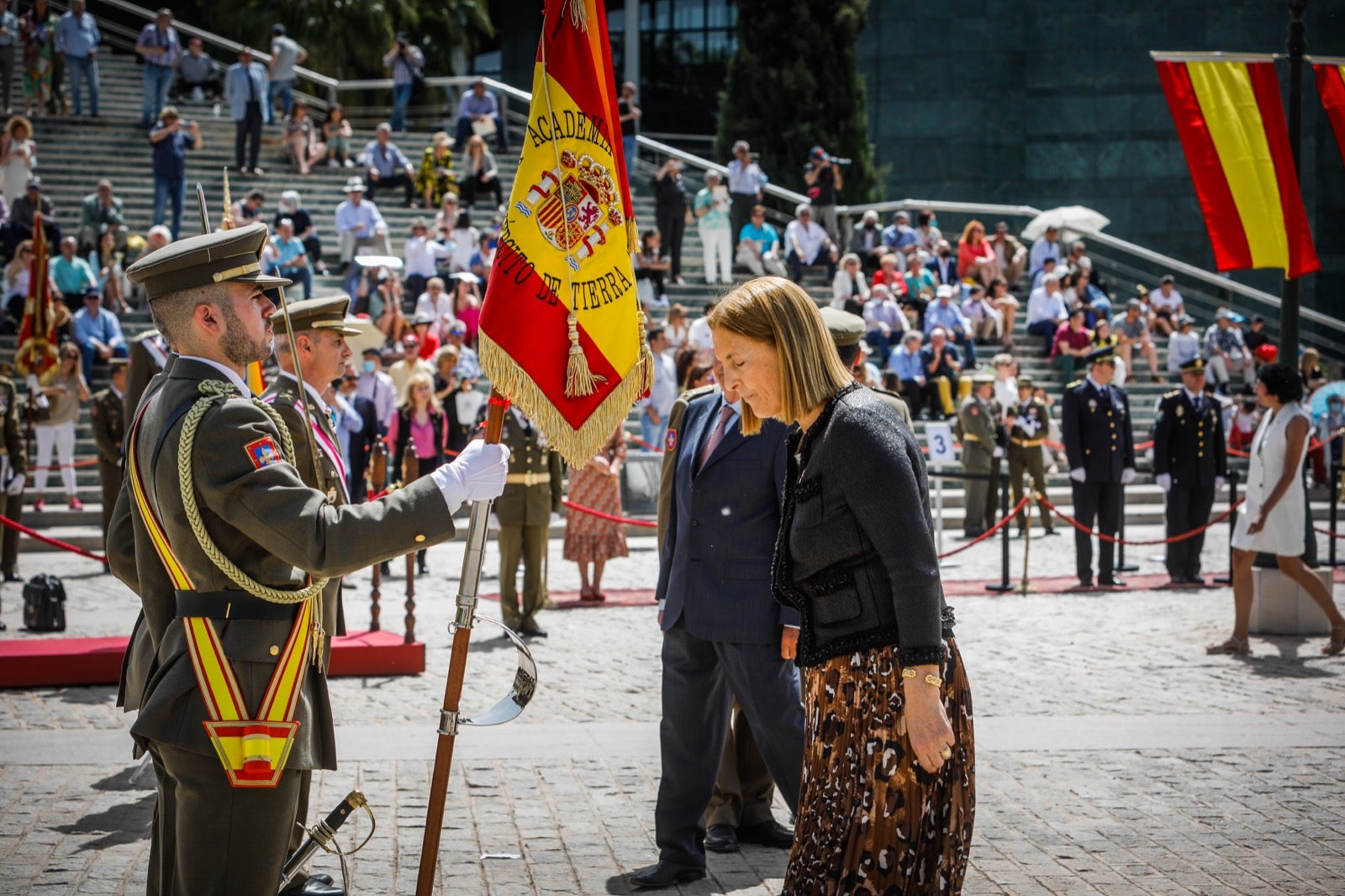 Más de 300 granadinos han llevado a cabo el juramento en la explanada del Palacio de Congresos.