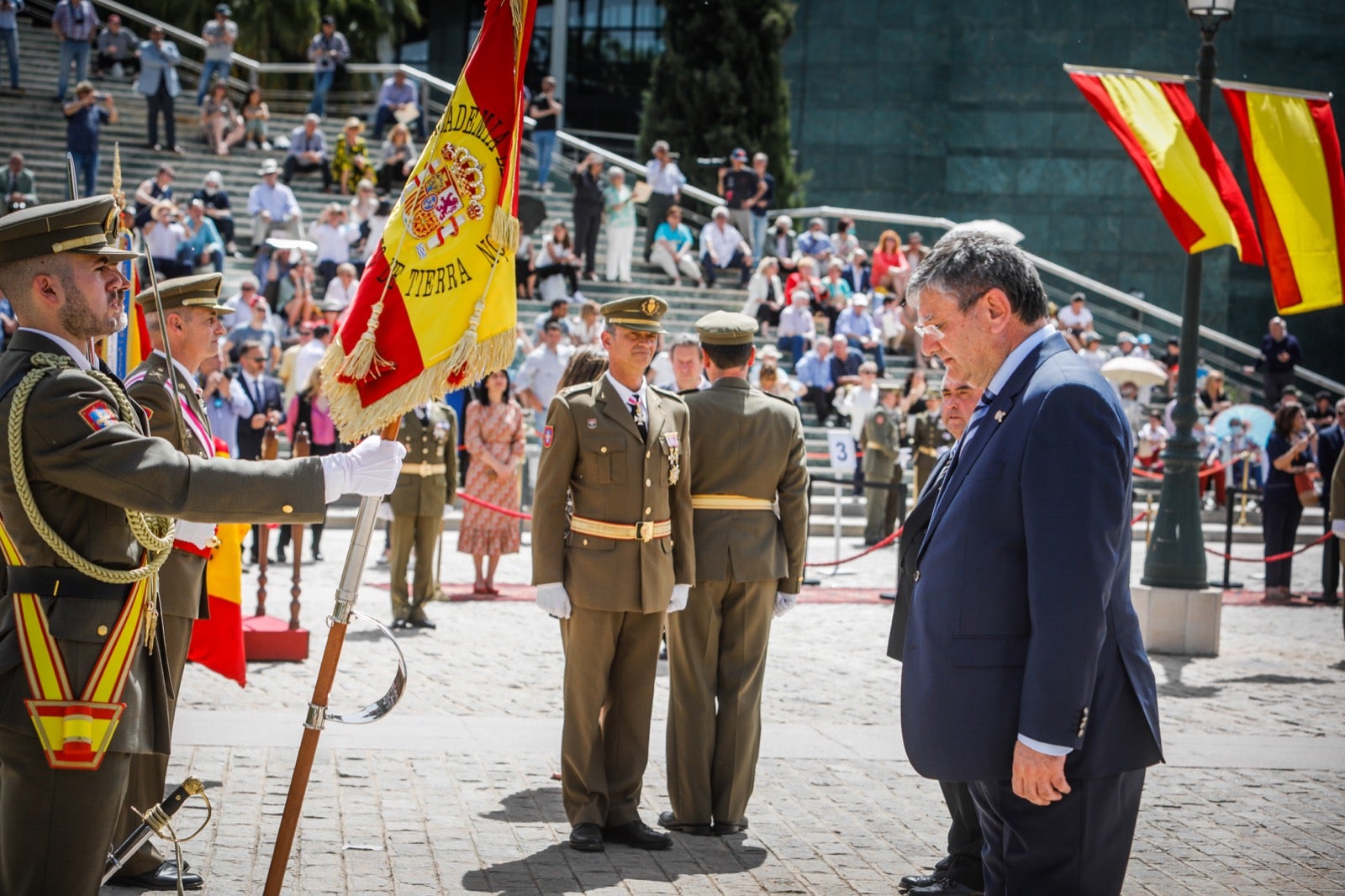 Más de 300 granadinos han llevado a cabo el juramento en la explanada del Palacio de Congresos.