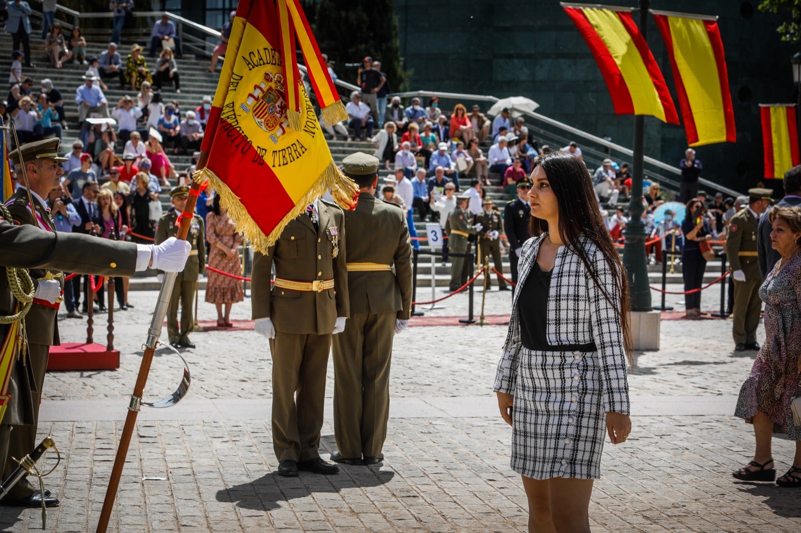 Más de 300 granadinos han llevado a cabo el juramento en la explanada del Palacio de Congresos.