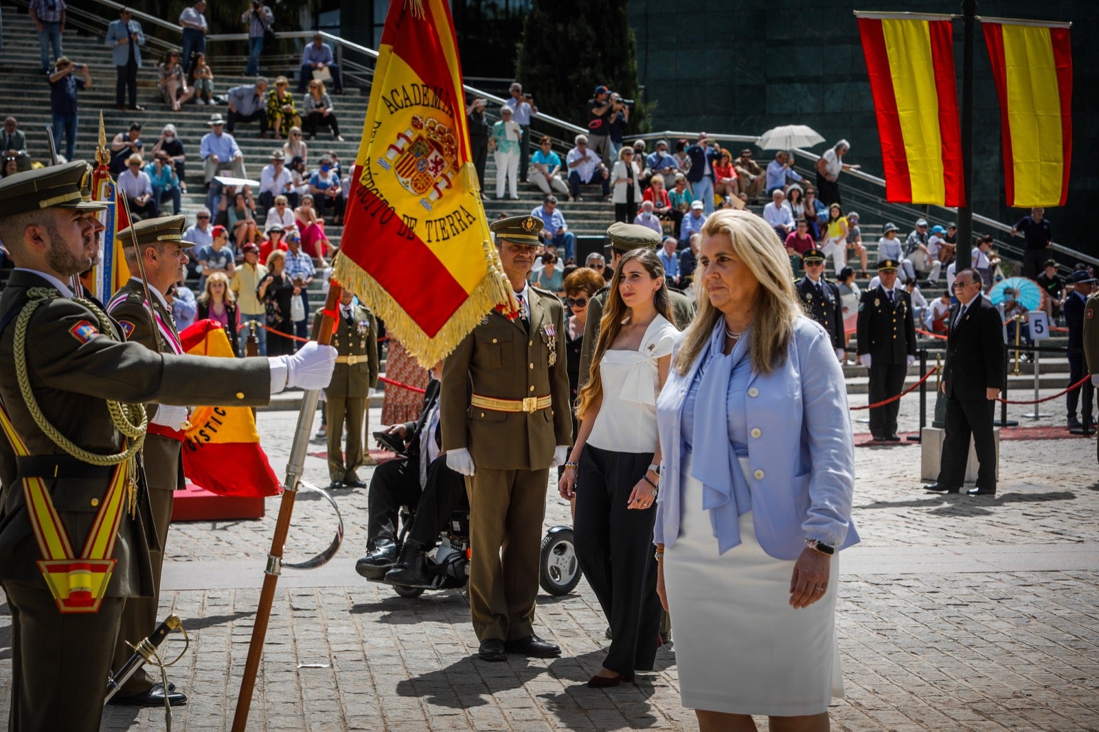 Más de 300 granadinos han llevado a cabo el juramento en la explanada del Palacio de Congresos.