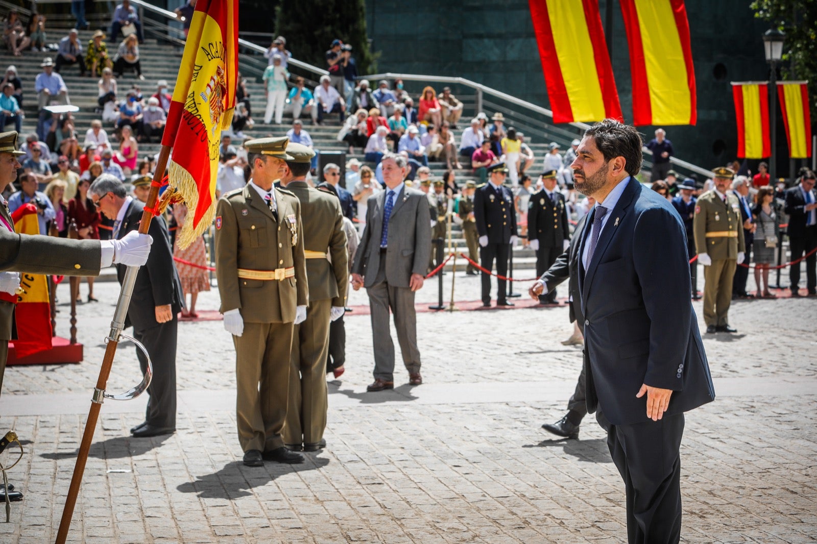 Más de 300 granadinos han llevado a cabo el juramento en la explanada del Palacio de Congresos.