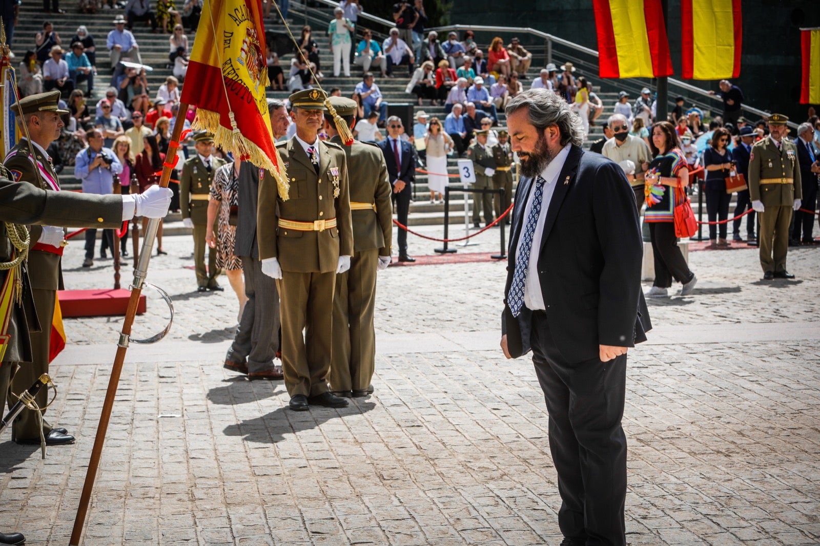 Más de 300 granadinos han llevado a cabo el juramento en la explanada del Palacio de Congresos.