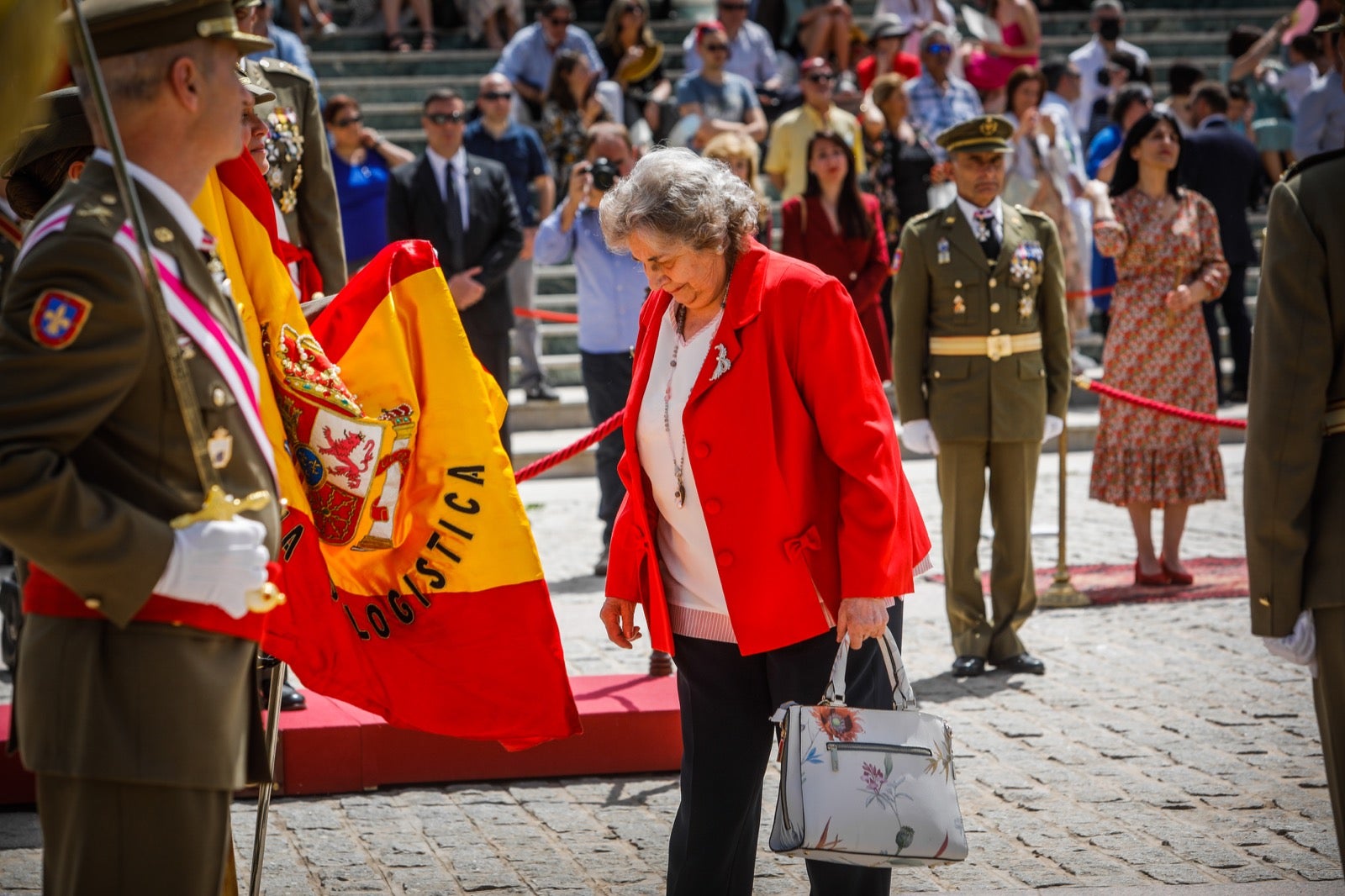 Más de 300 granadinos han llevado a cabo el juramento en la explanada del Palacio de Congresos.