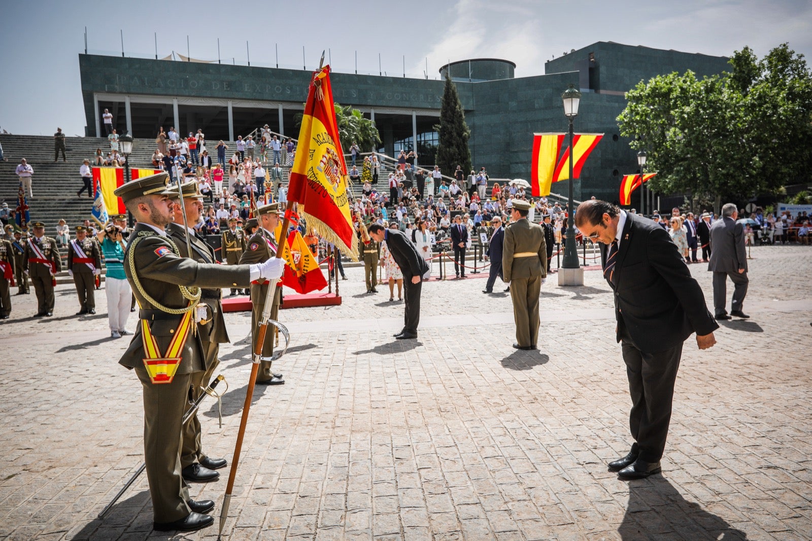 Más de 300 granadinos han llevado a cabo el juramento en la explanada del Palacio de Congresos.