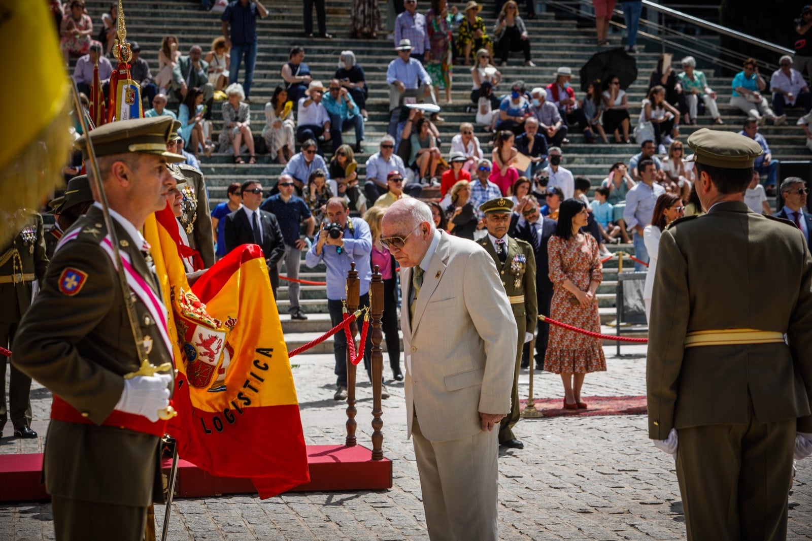 Más de 300 granadinos han llevado a cabo el juramento en la explanada del Palacio de Congresos.