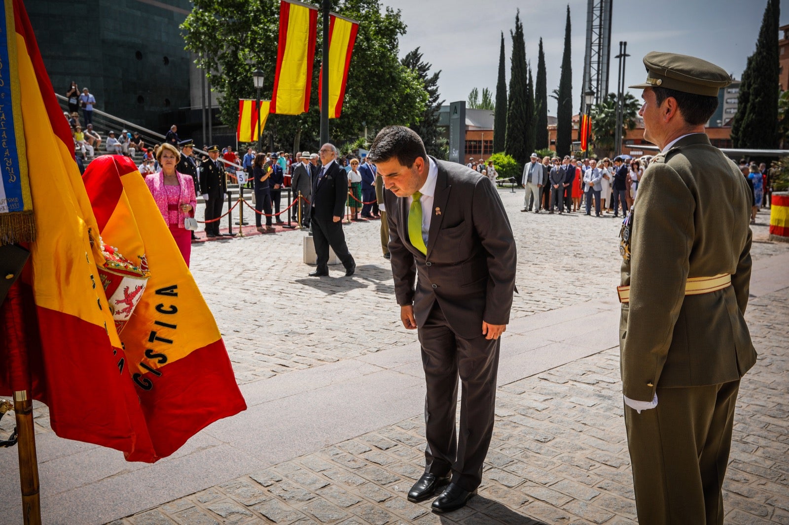Más de 300 granadinos han llevado a cabo el juramento en la explanada del Palacio de Congresos.