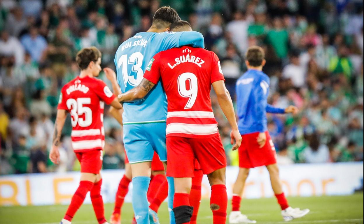 Rui Silva abraza a Luis Suárez tras el pitido final. 