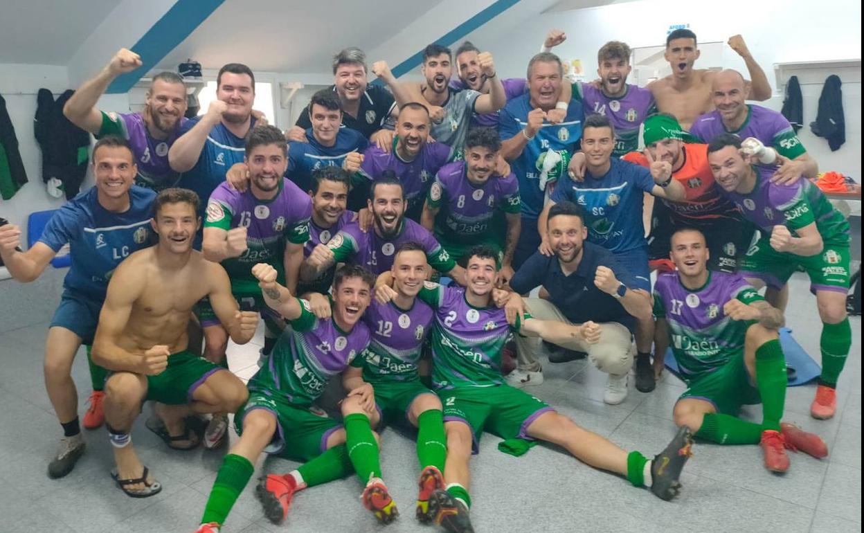 Los jugadores del Atlético Mancha Real celebrando la permanencia en el vestuario del Álvarez Claro de Melilla. 