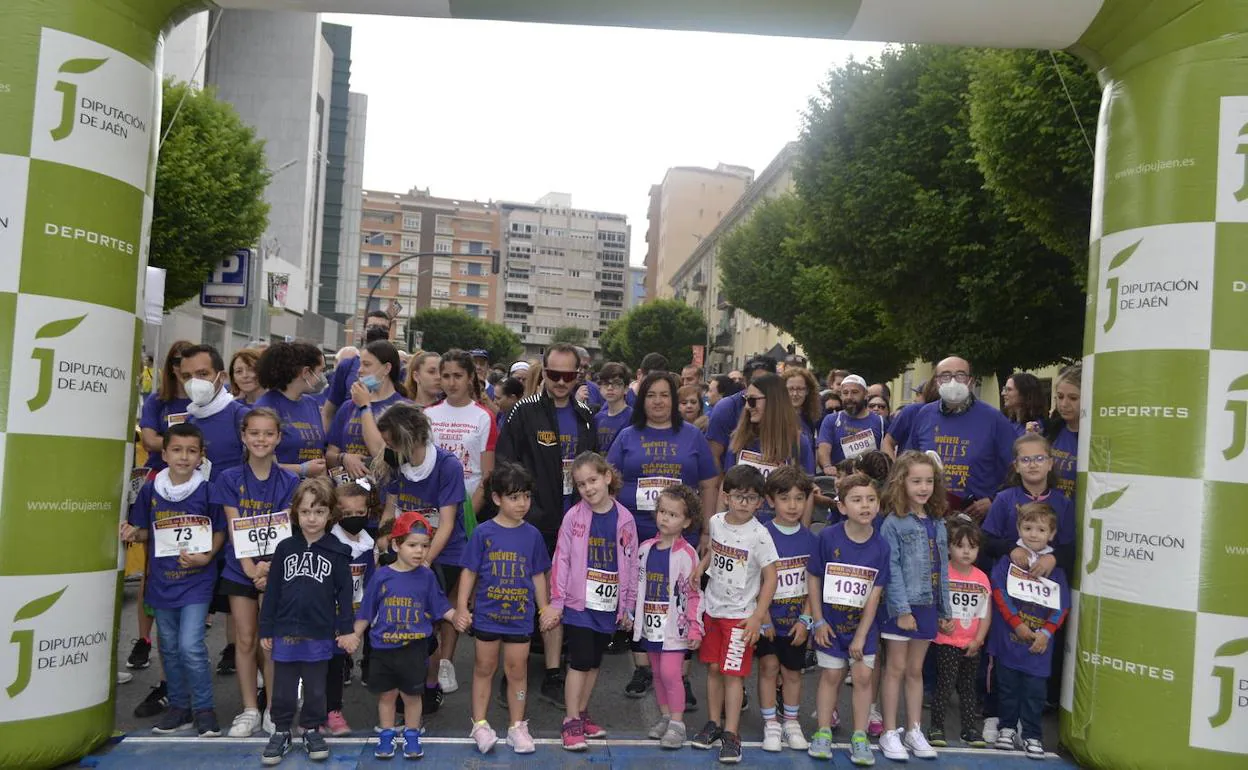 Los pequeños y sus familias en el punto de salida de la marcha. 