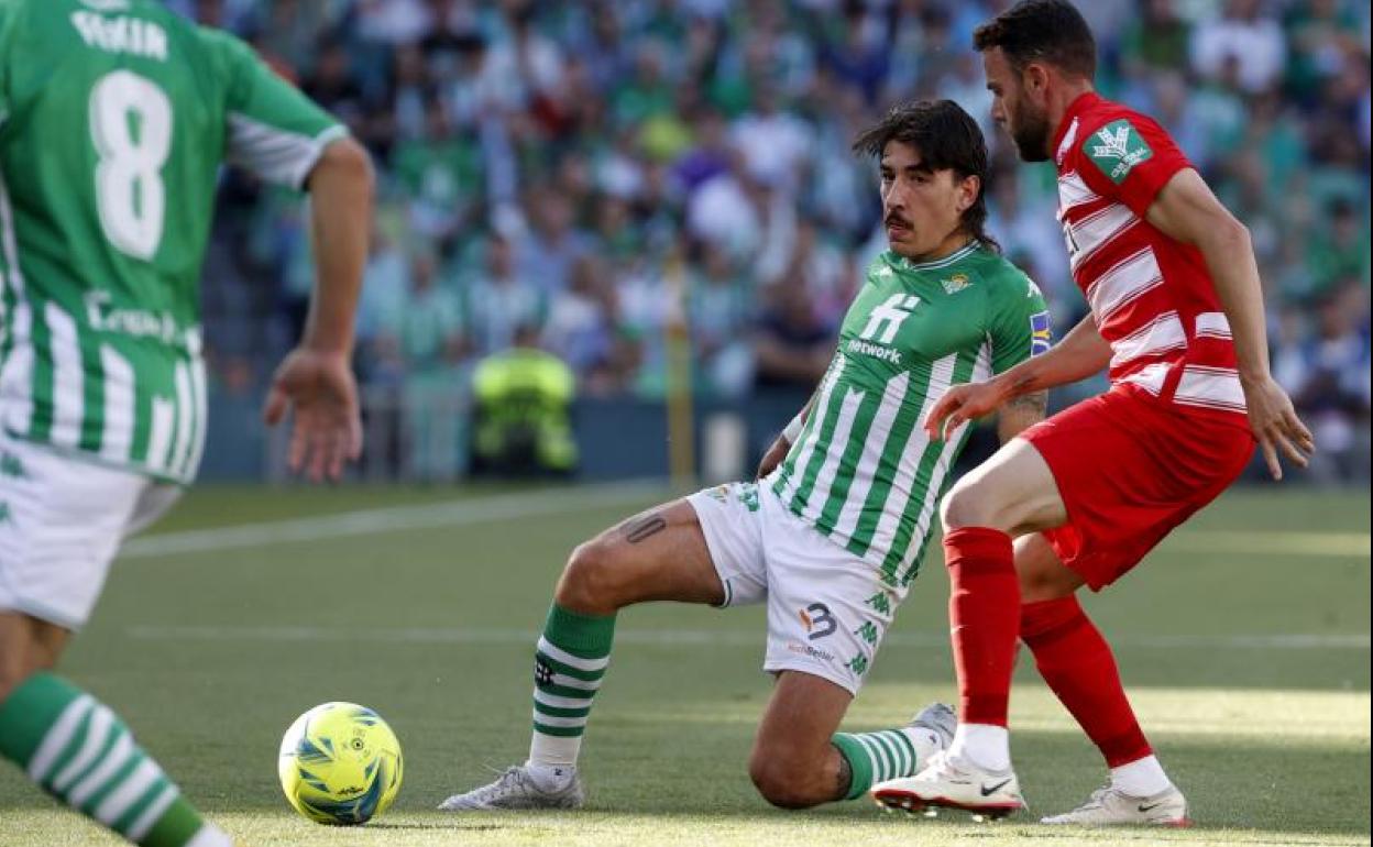 Quini pelea un balón con el verdiblanco Bellerín. 