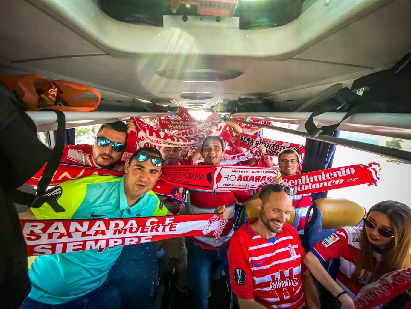 Interior de uno de los autobuses festivos que partieron hacia Sevilla. 