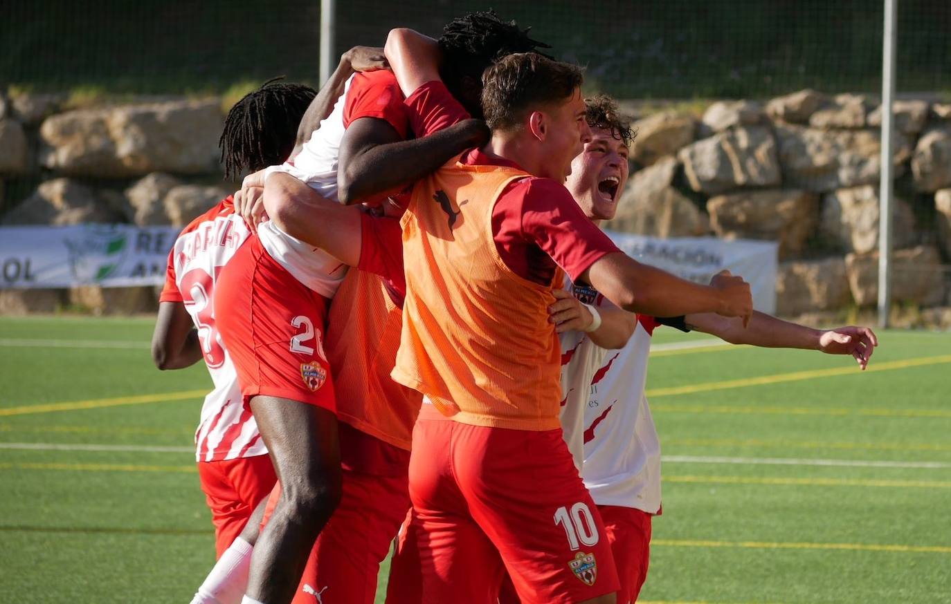 Los rojiblancos celebran el triunfo que les mete en la final del playoff de ascenso. 