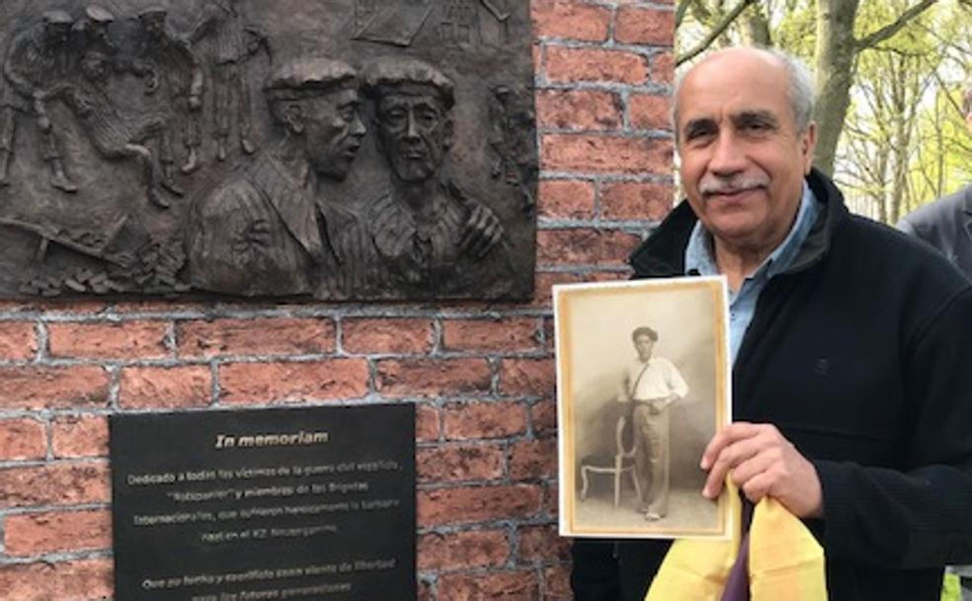 Sergio Castillo, con un retrato de su padre en el memorial erigido en Hamburgo.