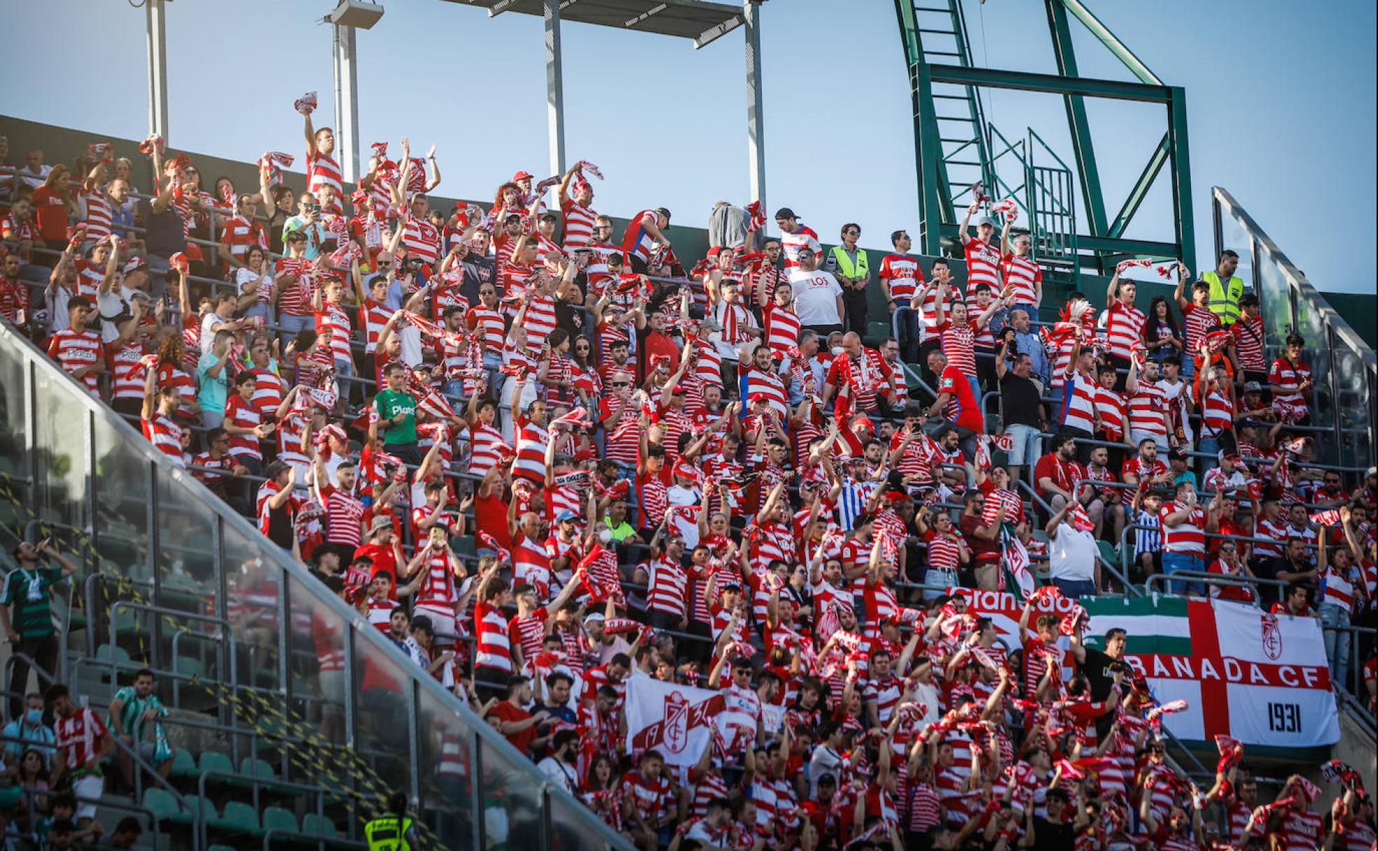 En torno a dos mil aficionados del Granada se plantaron en el Benito Villamarín. 