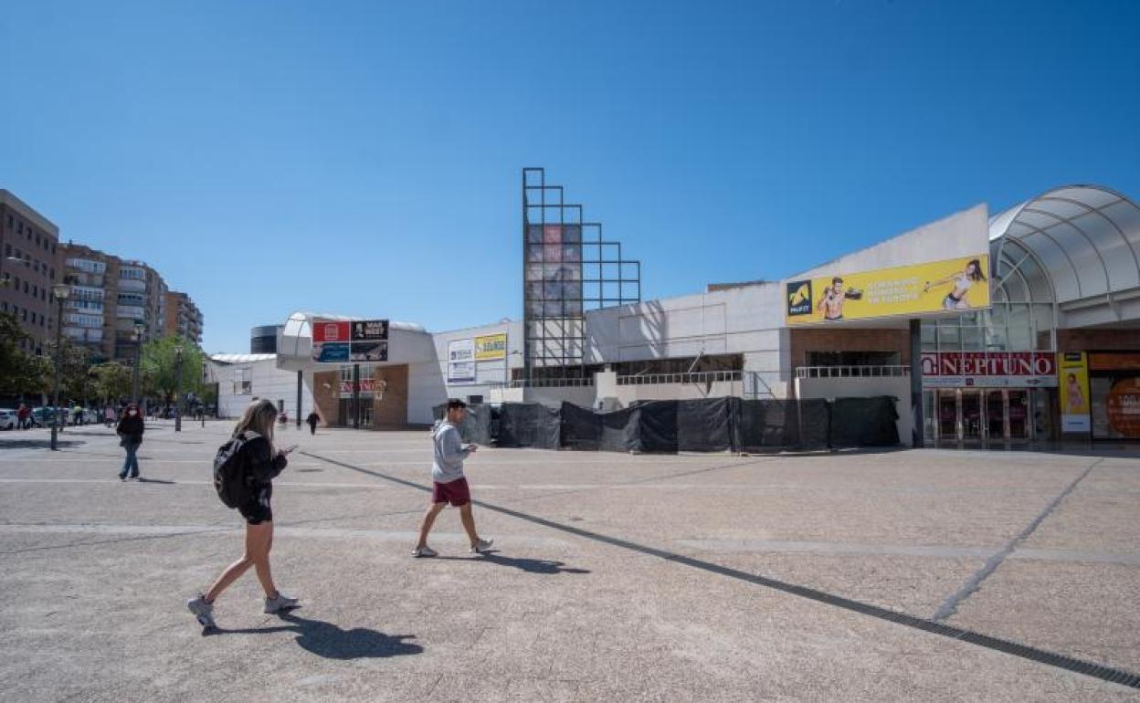 El primero de los restaurantes, que contará con una gran terraza de 400 metros en la plaza, encara la recta final de sus obras con el objetivo de abrir para el verano. 