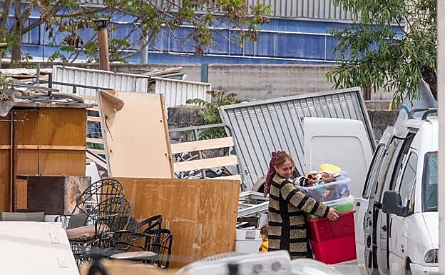 Imagen principal - Camino de las Vacas. Hay un solar donde se almacena la chatarra para facilitar su tratamiento. Hay tres asentamientos en la ciudad. 