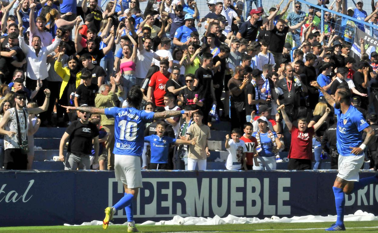 Carnicer y Josema celebrando un gol con la afición en el Municipal de Linarejos, que este sábado se despide de su equipo. 