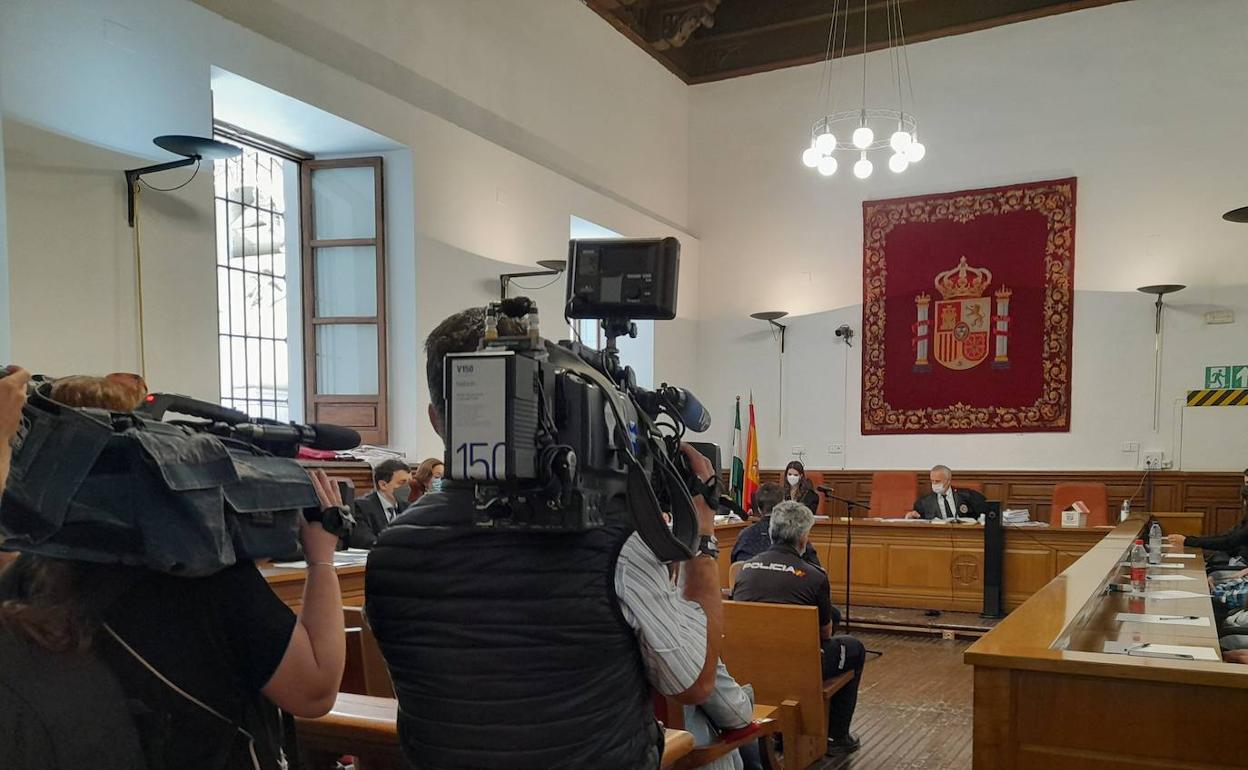 El acusado, Alejandro M. M., en el banquillo de la Audiencia, durante la primera sesión del juicio. 