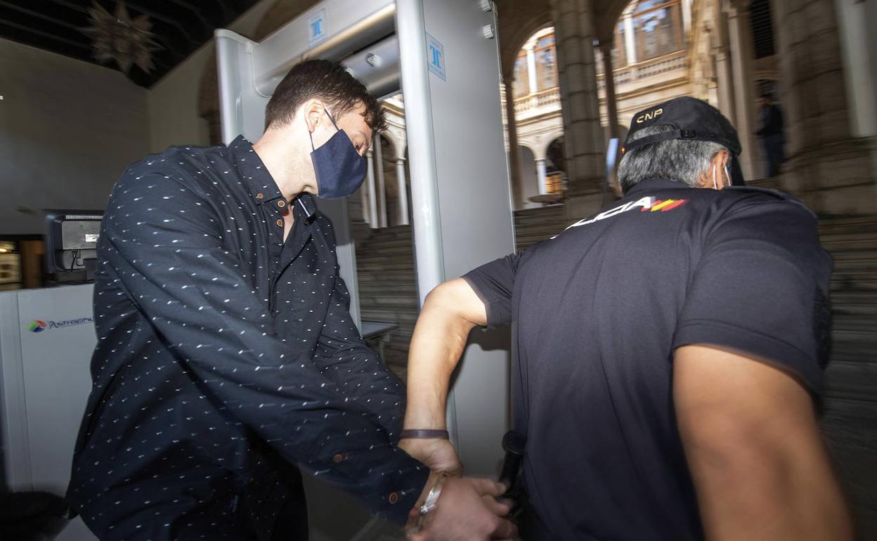 El legionario destinado en Viator acusado de asesinar en febrero de 2020 a su expareja llega escoltado a la audiencia de Granada.