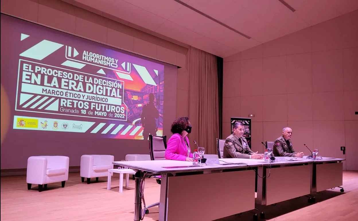 La inauguración ha corrido por cuenta del jefe del Estado Mayor de la Defensa, Amador Enseñat, y la rectora de la Universidad de Granada, Pilar Aranda.