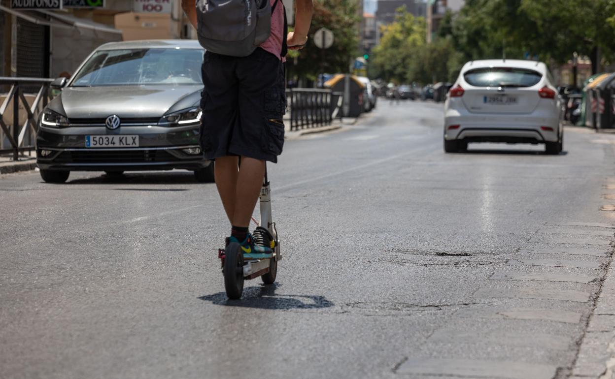 Un usuario de patinete circula por la calzada de la avenida de Dílar en una imagen de archivo.