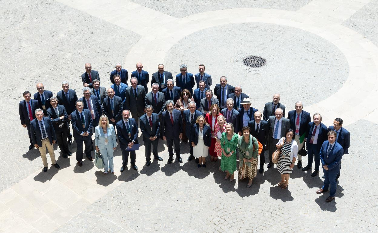 Foto de familia en el Palacio de Carlos V con todos los asistentes al encuentro jurídico que se desarrolla en la capital de la Alhambra. 
