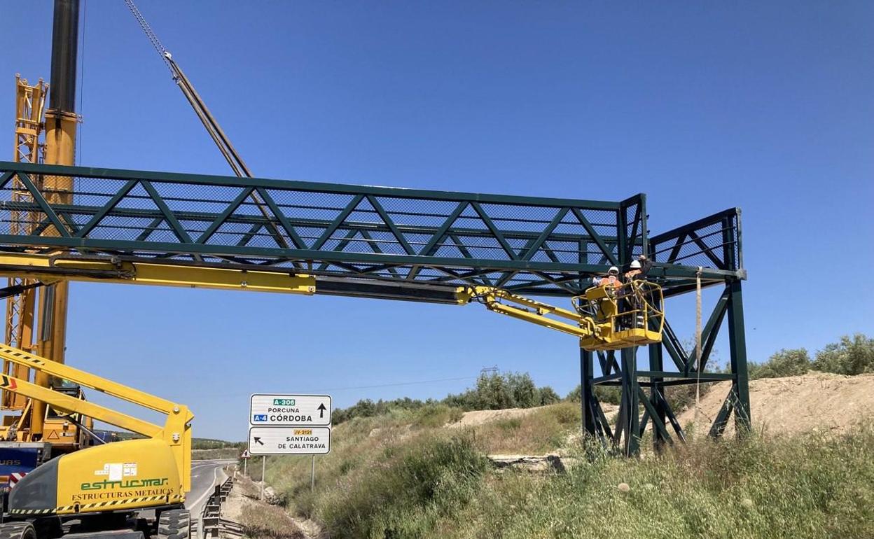 Instalación de una pasarela peatonal a su paso por Torredonjimeno.