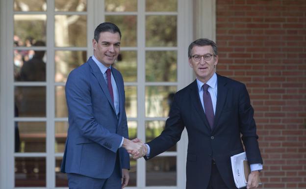 El presidente del Gobierno, Pedro Sánchez, y el líder de la oposición, Alberto Núñez Feijóo. 