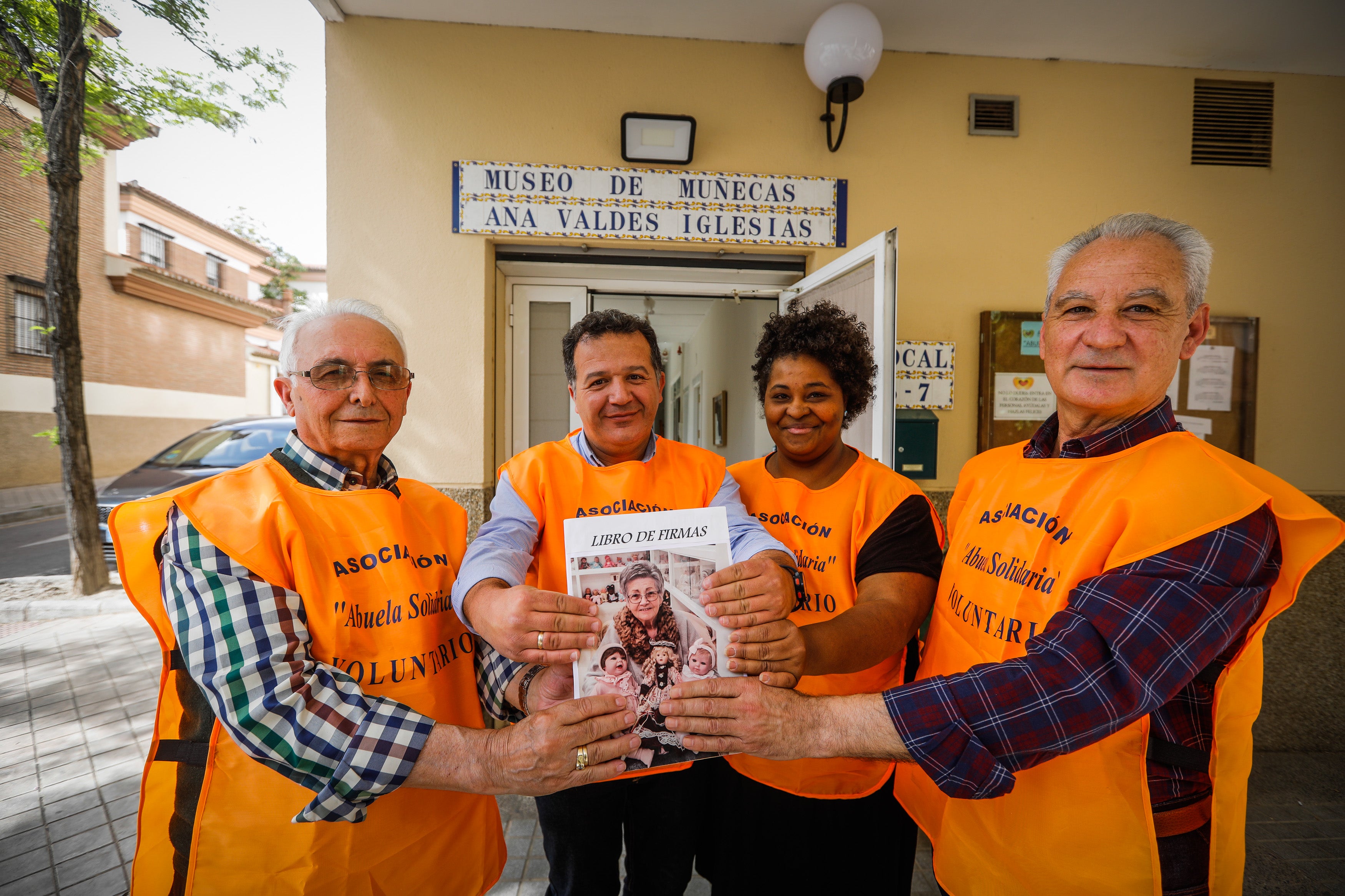 Voluntarios de la asociación sostienen una imagen de la fundadora. 
