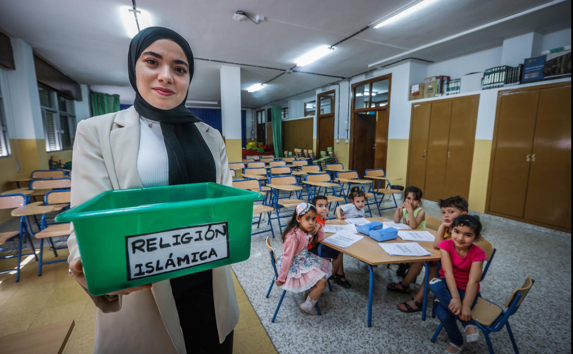 Mouna Barhoun, maestra de Religión Islámica en el colegio Los Cármenes, posa junto a alumnos de Infantil durante una clase.