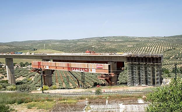 Imagen principal - Obras en el viaducto de Riofrío y movimiento en la cooperativa San Isidro.