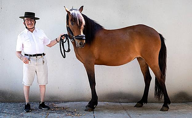 Ramón posa con su flamante sombrero cordobés, regalo de los cuidadores de los équidos, de la Yeguada Los Majuelos. 