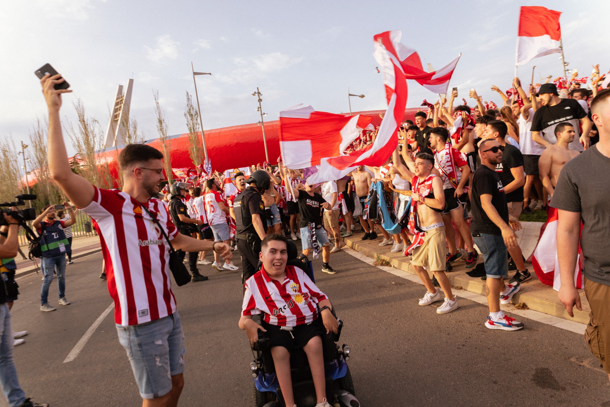 Fotos: Así ha recibido a la UD Almería la marea rojiblanca