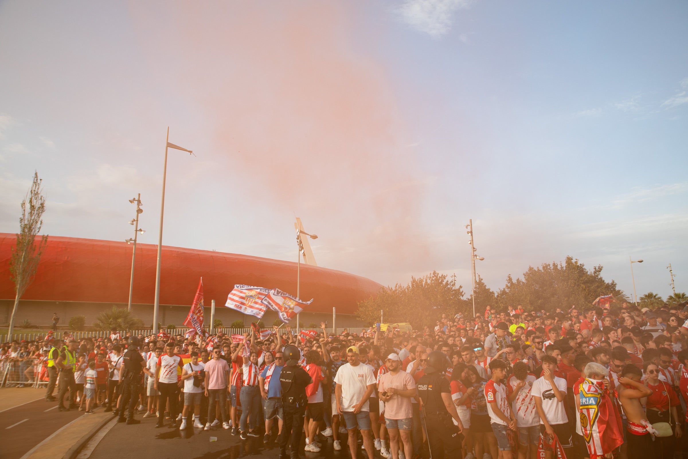 Fotos: Así ha recibido a la UD Almería la marea rojiblanca
