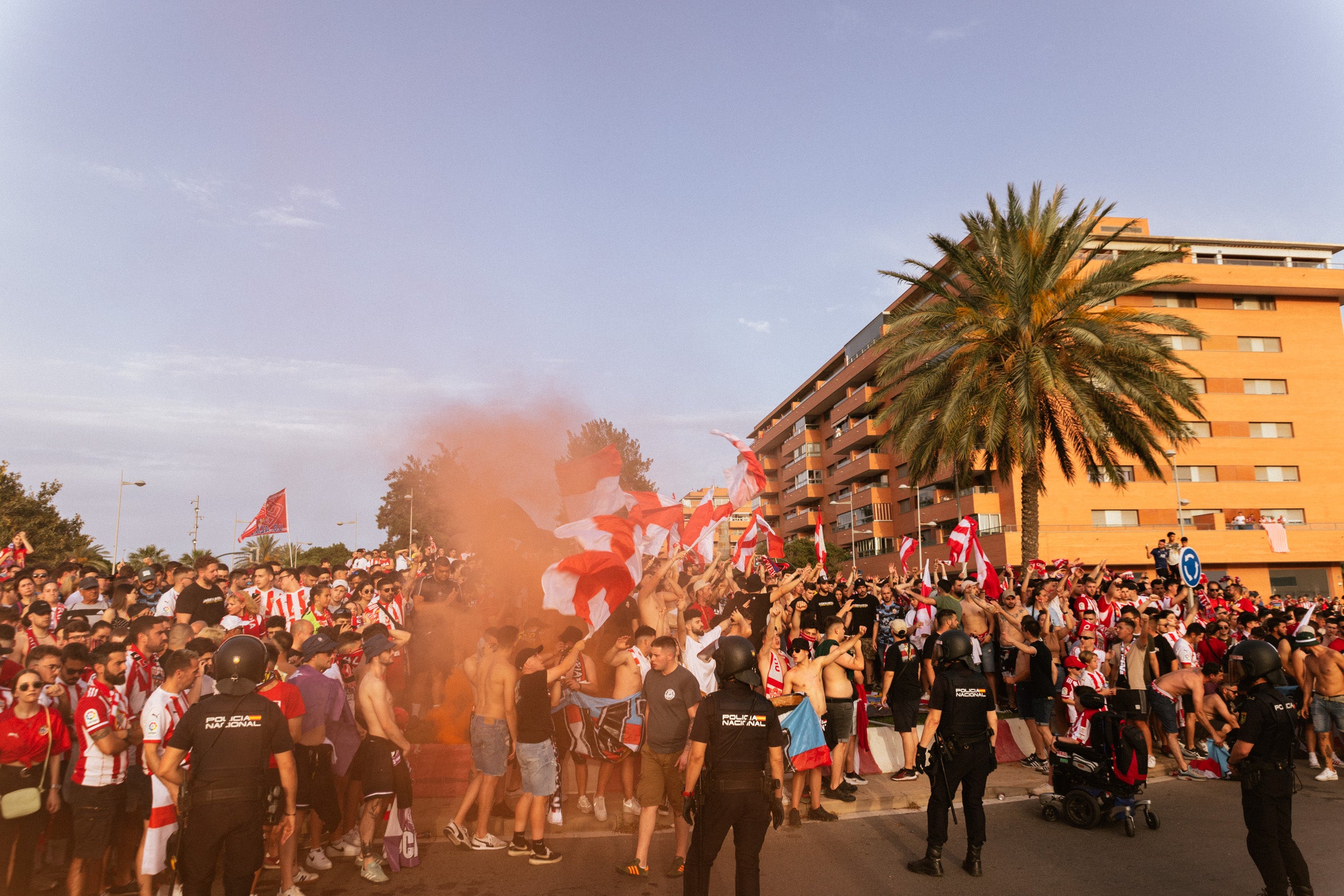 Fotos: Así ha recibido a la UD Almería la marea rojiblanca